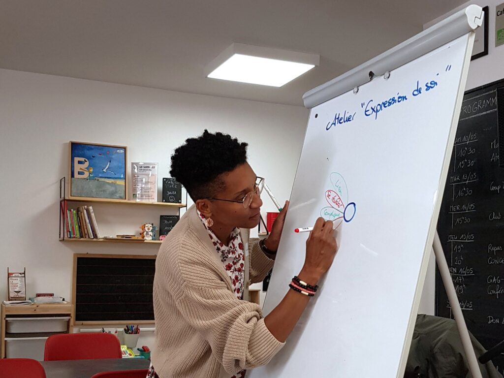 Leïla Sirven animant un atelier collectif sur l'expression de soi