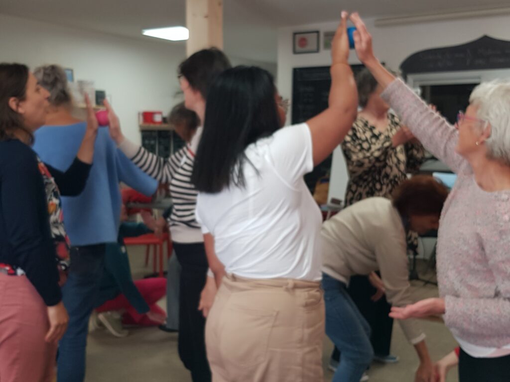 Exemple d'exercice corporel et ludique proposé par Leïla Sirven dans ses ateliers collectifs pour comprendre les dynamiques relationnelles