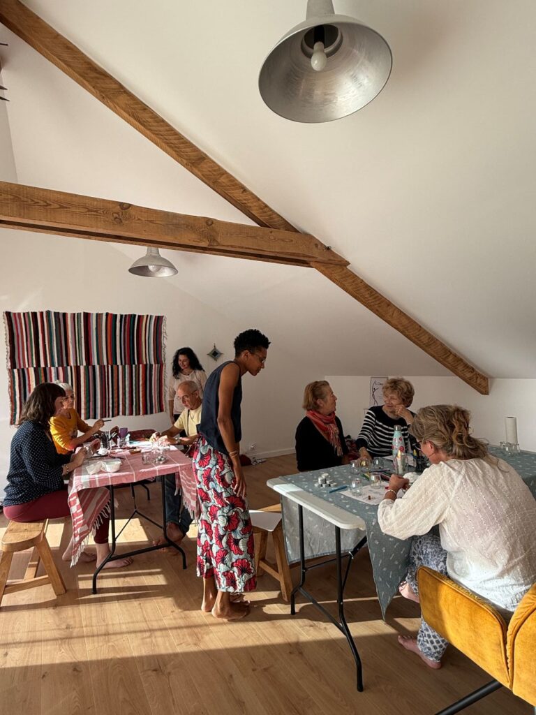 Leïla Sirven veillant au bon déroulement d'un atelier collectif mêlant création et introspection